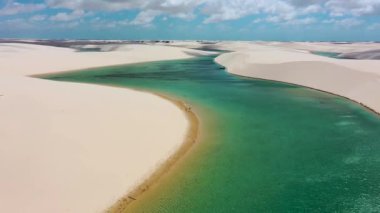 Lencois Maranhens Maranhao Brezilya 'daki Santo Amaro' da Skyline 'da. Tatlı Su Gölleri Peyzajı. Kum tepeleri dağları. Lencois Maranhens Maranhao 'da Skyline' da. Turizm Seyahati. Doğa Sahnesi. Plaj Arkaplanı