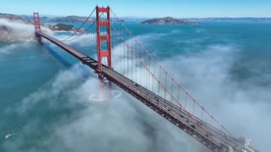 San Francisco Skyline, Kaliforniya 'da. Trafik Köprüsü. Golden Gate Köprüsü Peyzajı. Freeway Yolu. San Francisco Skyline, Kaliforniya 'da. Tarihi Viaduct. Otoyol Arabaları.