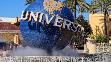 Orlando Universal Orlando, Florida, ABD. Universal Stüdyoları Girişi. Evrensel Küre. Lunapark Sahnesi. Orlando Universal Orlando Florida 'da Amerika Birleşik Devletleri.