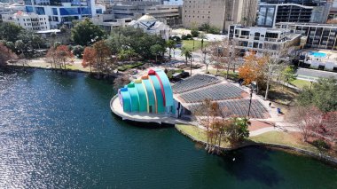 Florida, Orlando 'daki Eola Parkı. Yüksek Binalar Peyzajı. Finans Bölgesi. Orlando Florida Birleşik Devletleri 'nde. Şehir merkezinde. Şehir Açık Hava.