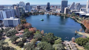 Florida, Orlando 'daki Eola Parkı. Yüksek Binalar Peyzajı. Finans Bölgesi. Orlando Florida Birleşik Devletleri 'nde. Şehir merkezinde. Şehir Açık Hava.