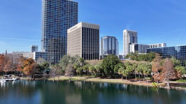 Florida 'daki Orlando Skyline. Şehir merkezi manzarası. Çarpıcı şehir manzarası. Güzel Eola Park. Florida 'daki Orlando Skyline. Gökdelenler Sahnesi. Açık hava Skyline.