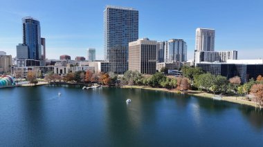 Florida, Orlando 'daki Eola Parkı. Yüksek Binalar Peyzajı. Finans Bölgesi. Orlando Florida Birleşik Devletleri 'nde. Şehir merkezinde. Şehir Açık Hava.