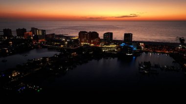 Florida 'da, Clearwater' da renkli bir gün batımı. Sunset Sahili. Aydınlatılmış şehir manzarası. Şehir merkezinde. Florida 'da, Clearwater' da renkli bir gün batımı. İnanılmaz Günbatımı Skyline.
