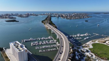 Clearwater Skyline, Florida 'da, ABD' de. Plaj manzarası. Liman Koyu Sahnesi. Şehir merkezinde. Clearwater Skyline, Florida 'da, ABD' de. İnanılmaz Şehir Manzarası.