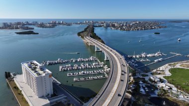 Clearwater Skyline, Florida 'da, ABD' de. Şehir Plajı. Bay Water Sahnesi. Şehir merkezinde. Clearwater Skyline, Florida 'da, ABD' de. Huzurlu Manzara.