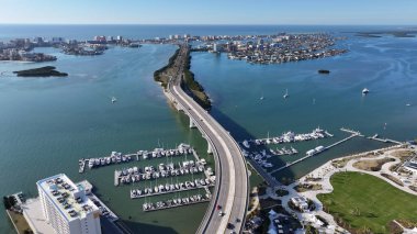 Clearwater Skyline, Florida 'da, ABD' de. Şehir Plajı. Bay Water Sahnesi. Şehir merkezinde. Clearwater Skyline, Florida 'da, ABD' de. Huzurlu Manzara.