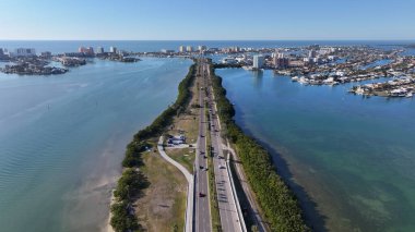 Clearwater Skyline, Florida 'da, ABD' de. Plaj manzarası. Liman Koyu Sahnesi. Şehir merkezinde. Clearwater Skyline, Florida 'da, ABD' de. İnanılmaz Şehir Manzarası.