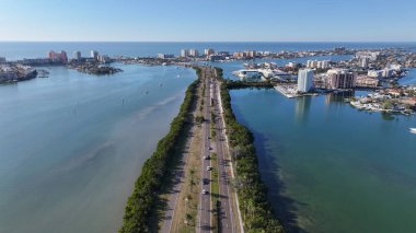 Clearwater Skyline, Florida 'da, ABD' de. Çarpıcı şehir manzarası. Plaj manzarası. Highrise Binaları. Clearwater Skyline, Florida 'da, ABD' de. Doğa Arkaplanı.