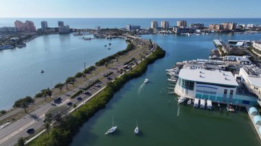 Clearwater Skyline, Florida 'da, ABD' de. Şehir Plajı. Bay Water Sahnesi. Şehir merkezinde. Clearwater Skyline, Florida 'da, ABD' de. Huzurlu Manzara.