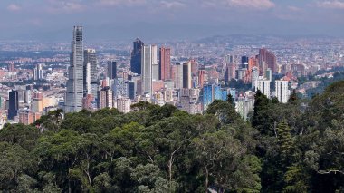 Cundinamarca Kolombiya 'daki Bogota Skyline. Şehir merkezi manzarası. Çarpıcı şehir manzarası. Ofis binaları. Cundinamarca Kolombiya 'daki Bogota Skyline. Gökdelenler Sahnesi. Açık hava Skyline.