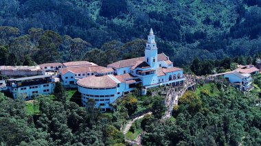 Cundinamarca Kolombiya 'daki Bogota' da Monserate Sığınağı. Monserate Kilisesi manzarası. Din geçmişi. Bogota Cundinamarca Kolombiya 'da. Kilise Havacılık Manzarası. Hacc Manzarası.