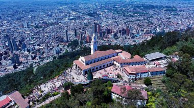 Cundinamarca Kolombiya 'daki Bogota' da Monserate Sığınağı. Monserate Kilisesi manzarası. Din geçmişi. Bogota Cundinamarca Kolombiya 'da. Kilise Havacılık Manzarası. Hacc Manzarası.