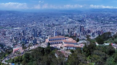Cundinamarca Kolombiya 'daki Bogota' da Monserate Sığınağı. Monserate Kilisesi manzarası. Din geçmişi. Bogota Cundinamarca Kolombiya 'da. Kilise Havacılık Manzarası. Hacc Manzarası.