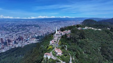 Cundinamarca Kolombiya 'daki Bogota' da Monserate Sığınağı. Monserate Kilisesi manzarası. Din geçmişi. Bogota Cundinamarca Kolombiya 'da. Kilise Havacılık Manzarası. Hacc Manzarası.