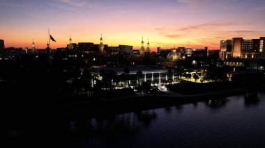 Florida, Tampa 'daki Sunset Skyline Henry Bitki Müzesi. Ortaçağ Arazisi. Renkli Günbatımı. Tampa Florida 'da, Birleşik Devletler. Üniversite Kampüsü Şehir Manzarası. Şehir Merkezi Manzarası.