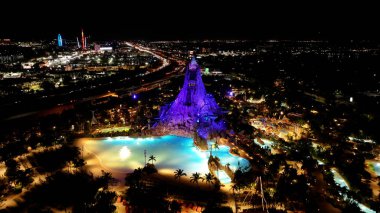 Florida, Orlando 'daki Volcano Körfezi. Aydınlatılmış Park. Evrensel Orlando Sahnesi. Gece Şehri Sahnesi. Florida Birleşik Devletleri. Orlando 'daki Volcano Körfezi, Florida Birleşik Devletleri.