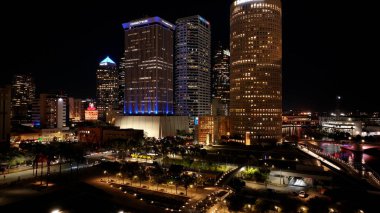 Tampa 'da Tampa şehir merkezi, Florida Birleşik Devletleri. Ünlü Yükseliş Binası. Gece Şehir Manzarası. Tampa Florida 'da, Birleşik Devletler. İş Bölgesi. Aydınlanmış Gece Şehri.