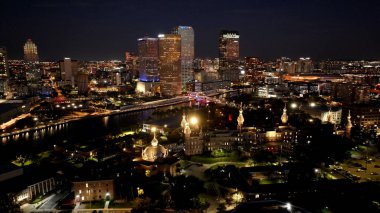 Tampa Skyline, Tampa, Florida Birleşik Devletleri. Şirket Binası Peyzajı. Aydınlatılmış gökdelen. Florida 'da Tampa Skyline. Trafik Şehir Manzarası. Şehir Merkezi Manzarası.