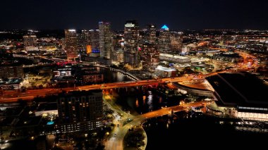 Tampa 'da Tampa şehir merkezi, Florida Birleşik Devletleri. Ünlü Yükseliş Binası. Gece Şehir Manzarası. Tampa Florida 'da, Birleşik Devletler. İş Bölgesi. Aydınlanmış Gece Şehri.