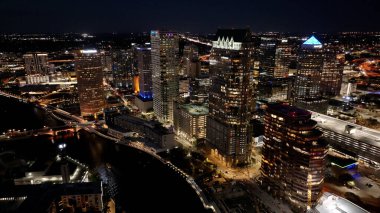 Tampa 'da Tampa şehir merkezi, Florida Birleşik Devletleri. Şehir merkezinde aydınlandı. Gece Şehir Manzarası. Tampa Florida 'da, Birleşik Devletler. Finans Bölgesi. Gece Şehir Sahnesi.