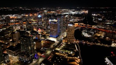 Tampa 'da Tampa şehir merkezi, Florida Birleşik Devletleri. Şirket Binası Peyzajı. Aydınlatılmış gökdelen. Tampa Florida 'da, Birleşik Devletler. Trafik Şehir Manzarası. Şehir Merkezi Manzarası.