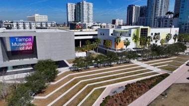 Tampa 'daki Curtis Hixon Parkı, Florida Birleşik Devletleri. Şehir merkezindeki şehir manzarası. Tampa Körfezi Arkaplanı. Curtis Hixon Park Florida 'da. High Rise Binaları. İş Bölgesi.