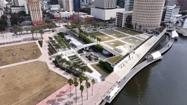 Curtis Hixon Waterfront Park, Florida 'da. Şehir merkezi manzarası. Waterfront Parkı. İnanılmaz bir şehir manzarası. Curtis Hixon Waterfront Park, Florida 'da. Florida Skyline.