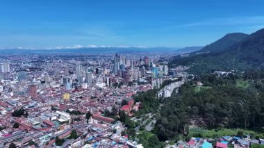 Cundinamarca Kolombiya 'daki Bogota Skyline. Şehir merkezi manzarası. Çarpıcı şehir manzarası. Ofis binaları. Cundinamarca Kolombiya 'daki Bogota Skyline. Gökdelenler Sahnesi. Açık hava Skyline.