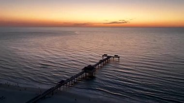 Clearwater 'daki 60. iskele, Florida Birleşik Devletleri. Sunset Sahili. Aydınlatılmış şehir manzarası. Şehir merkezinde. Clearwater 'daki 60. iskele, Florida Birleşik Devletleri. İnanılmaz Günbatımı Skyline.