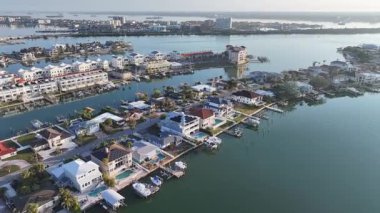 Clearwater Plajı, Clearwater, Florida Birleşik Devletleri. Sunrise Sahili. Güneş Işığı Şehri. Şehir merkezinde. Clearwater Plajı, Clearwater, Florida Birleşik Devletleri. İnanılmaz Günbatımı Skyline.