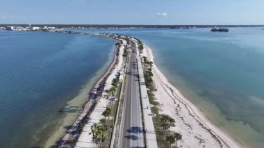 Florida, Clearwater 'daki balayı parkı. Plaj manzarası. Freeway Yolu. Seyahat güzergahı. Florida 'daki Clearwater' da Balayı Eyalet Parkı.