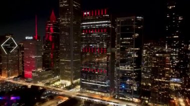 Chicago 'da Chicago' da Gece Skyline, Illinois Birleşik Devletleri. Şehir merkezinde aydınlandı. Gece Şehir Manzarası. Chicago Illinois Birleşik Devletleri 'nde. Chicago Şehri Bölgesi. Şehir Skyline Sahnesi.