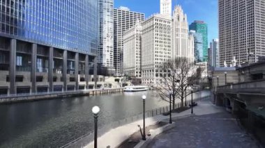 Chicago Riverwalk, Chicago, Illinois, ABD. Highrise Binaları Sahnesi. Metropolitan Şehri. Illinois 'de Chicago Sahil Yolu. Chicago şehir merkezi. Şehir Gökyüzü Görünümü.