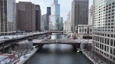 Chicago Riverwalk, Chicago, Illinois, ABD. Şehir merkezinde. Metropolis Manzarası. Illinois 'de Chicago Sahil Yolu. Finans Bölgesi. Çarpıcı Şehir Manzarası.