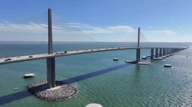 Florida 'daki Saint Petersburg' da Sunshine Köprüsü. Tampa Körfezi Sahnesi. Kablo Köprüsü Manzarası. Trafik Sahnesi 'nde. Florida 'daki Saint Petersburg' da Günışığı Köprüsü.