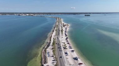 Florida, Clearwater 'daki balayı parkı. Plaj manzarası. Freeway Yolu. Seyahat güzergahı. Florida 'daki Clearwater' da Balayı Eyalet Parkı.