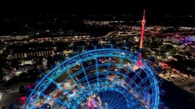 Florida 'daki Orlando' da dönme dolap. Aydınlatılmış Lunapark. Evrensel Orlando Sahnesi. Şehir Gecesi Sahnesi. Orlando Birleşik Devletleri. Florida 'da Orlando' da Dönme Dolap.