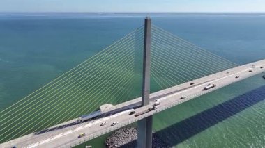 Florida 'daki Saint Petersburg' da Sunshine Köprüsü. Tampa Körfezi Sahnesi. Kablo Köprüsü Manzarası. Trafik Sahnesi 'nde. Florida 'daki Saint Petersburg' da Günışığı Köprüsü.