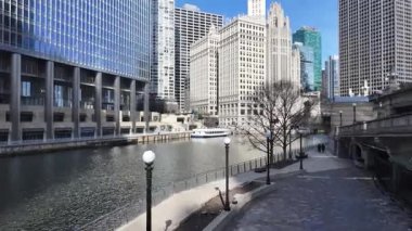 Chicago Riverwalk, Chicago, Illinois, ABD. Şehir merkezinde. Metropolis Manzarası. Illinois 'de Chicago Sahil Yolu. Finans Bölgesi. Çarpıcı Şehir Manzarası.