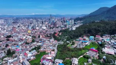 Cundinamarca Kolombiya 'daki Bogota' da Bogota Skyline. Şehir merkezindeki şehir manzarası. Kurumsal Binalar Arkaplanı. Bogota Cundinamarca Kolombiya 'da. High Rise Binaları. İş Bölgesi.
