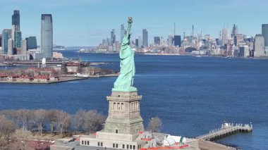 New York 'ta Manhattan' daki Özgürlük Heykeli. Demokrasi Sembolü. New York şehir merkezi. New York 'taki Özgürlük Heykeli. Manhattan Şehri manzarası.