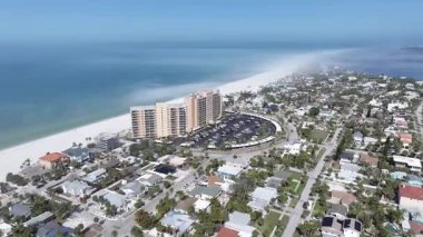 Clearwater Skyline, Florida 'da, ABD' de. Plaj manzarası. Şehir merkezinde. Çarpıcı şehir manzarası. Clearwater Skyline, Florida 'da, ABD' de. Sis Sabahı.