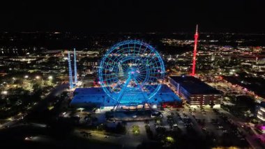 Florida 'daki Orlando' da dönme dolap. Renkli Eğlence Parkı. Aydınlanmış Şehir. Gece Hayatı Manzarası. Florida 'da Orlando' da Dönme Dolap.