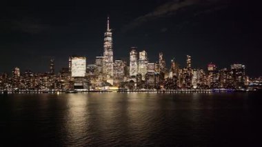 New York 'un New York şehir merkezinin Manhattan' daki gece manzarası. Gece Şehir Manzarası. Şehir merkezinde aydınlandı. New York 'un merkezinde, New York' ta. Empire State Binası.