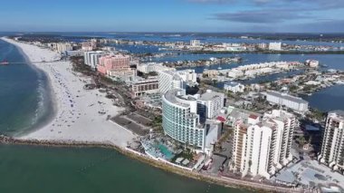 Clearwater Skyline, Florida 'da, ABD' de. Şehir Plajı. Bay Water Sahnesi. Şehir merkezinde. Clearwater Skyline, Florida 'da, ABD' de. Huzurlu Manzara.