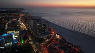 Florida 'da Clearwater' da Sunset Skyline. Günbatımı Şehri. Aydınlatılmış şehir manzarası. Şehir merkezinde. Florida 'da Clearwater' da Sunset Skyline. Huzurlu Günbatımı Gökyüzü.
