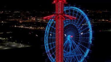 Florida 'daki Orlando' da dönme dolap. Renkli Eğlence Parkı. Aydınlanmış Şehir. Gece Hayatı Manzarası. Florida Birleşik Devletleri. Florida 'da Orlando' da Dönme Dolap.