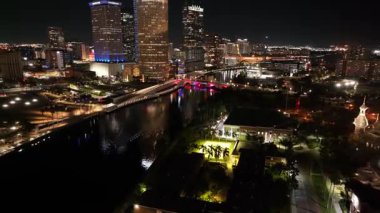 Tampa 'da Tampa şehir merkezi, Florida Birleşik Devletleri. Şehir merkezinde aydınlandı. Gece Şehir Manzarası. Tampa Florida 'da, Birleşik Devletler. Finans Bölgesi. Gece Şehir Sahnesi.