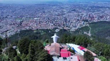 Cundinamarca Kolombiya 'daki Bogota' daki Virgen De Guadalupe Sığınağı. Bakire Guadalupe Peyzajı. Din geçmişi. Bogota Cundinamarca Kolombiya 'da. Kilise Havacılık Manzarası. Tarihi eser heykeli.